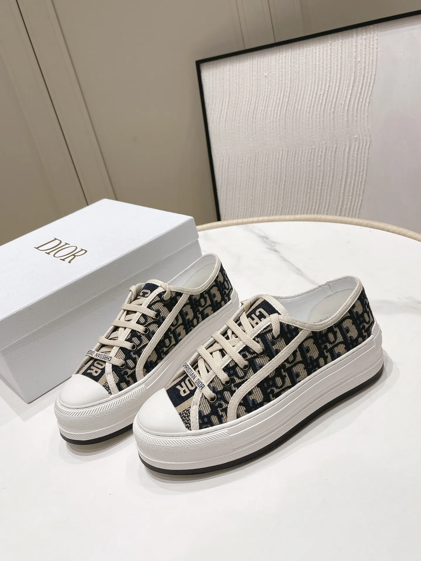 👟👟Ex-factory price 520 👟👟 Women's shoes Women's clothing Women's shoes Women's shoes Women's clothing Dior Dior Walk'n series Presbyopia Embroidery Thick-soled canvas shoes Casual sneakers Original purchase development Production This Walk'n'Dior thick-soled sneaker is a fashionable item that enhances the style of the series. Oblique printed cotton embroidered upper with comfortable platform sole, tongue and Christian Dior 👟👟 ex-factory aris signature laces. Can add fashionable temperament to all kinds of casual looks ▪️Fabric: Original customized imported Oblique printed embroidery ▪️Inner lining: Imported soft sheepskin lining ▪️Outsole: Original exclusive molded T👟👟Factory price U material ▪️Sole thickness: 4.5CM ▪️Size: Women's 35-40
